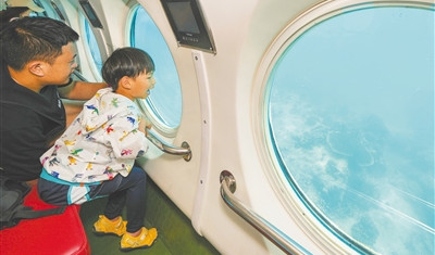 三亚“知海方舟号”全潜式旅游观光船投入运营