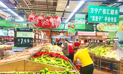 万宁广百汇超市：营业厅面积较大，商品种类丰富