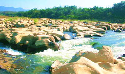 乘坡河地质公园：融山石崖河流为一体，景致丰富多彩