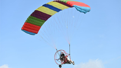 乐东滑翔伞飞：享受翱翔于蓝天碧海之间的畅快感受