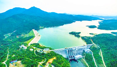 红岭水库环湖风景旅游区：湖光山色，景色宜人，相融辉映