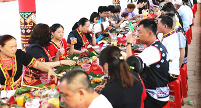 乐东：千人共享长桌宴 感受“舌尖上的黎苗风情”