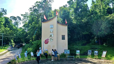 屯昌：油画展办到“油画村”