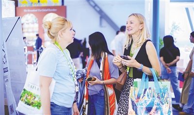 海南：外国人来得更多，住..